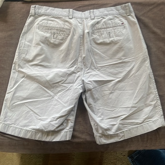 Tommy Hilfiger shorts size 34 great shape no stains or wear. - Picture 2 of 3
